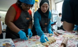 Des bénévoles préparent des croissants à Tres Marias, une organisation caritative qui soutient les travailleurs migrants à Beyrouth, le 15 mai 2026 au Liban ( AFP / Chantale SALAMEH )