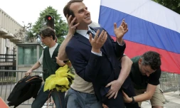 Mardi soir, Greenpeace a déposé la statue de cire de Macron devant le siège EDF à Paris pour protester contre les liens entre la France et la Russie.  - Thomas SAMSON / AFP