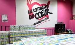 Des stocks de lait dans un local des Restos du coeur, le 22 novembre 2016 Ă Paris