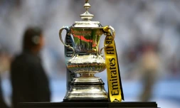 Le trophée, remis au vainqueur de la Coupe d'Angleterre, est exposé avant la finale entre Manchester City et Watford, le 18 mai 2019 au stade de Wembley à Londres