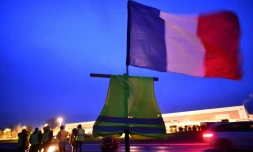 Un rond-point occupé par des "gilets jaunes" aux abords du Mans, le 16 décembre 2018