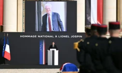 Le président Emmanuel Macron prononce un discours lors d'un hommage national à l'ancien Premier ministre socialiste Lionel Jospin à l'Hôtel des Invalides à Paris, le 26 mars 2026 ( AFP / Bertrand GUAY )