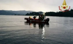 Opération de secours aprÚs le chavirage d'un bateau transportant des touristes italiens et étrangers sur le lac Majeur en Italie, le28 mai 2023 ( VIGILI DEL FUOCO / Handout )