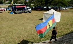 Un enfant porte un drapeau indépendantiste calédonien lors d'un meeting du FLNKS à Nouméa, le 30 octobre 2018