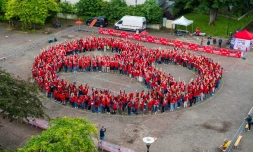 529 Alsaciens battent le record du monde du plus grand bretzel humain [?]