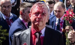      Sergueï Andreev le visage couvert de faux sang à Varsovie, lundi 9 mai. 