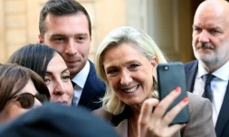 La présidente du groupe RN à l'Assemblée nationale Marine Le Pen pose pour un selfie dans la cour de l'Hôtel Matignon à Paris le 17 septembre 2025