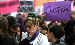 Des proches des trois jeunes femmes assassinées participent à une marche pour la justice à Buenos Aires, le 27 septembre 2025