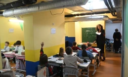 Des écoliers ont classe dans un abri installé au sous-sol de leur école primaire pendant une alerte aérienne en banlieue de Kiev, le 20 octobre 2026