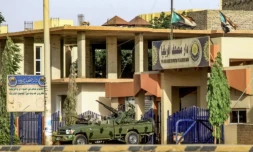 Un pick up équipé d'une mitrailleuse appartenant aux paramilitaires est stationné dans une rue de Khartoum, le 17 avril 2023 ( AFP / - )