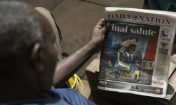 Un homme regarde la Une du journal Daily Nation sur la mort dans un accident d'hélicoptÚre du chef des armées, le général Francis Omondi Ogolla, le 19 avril 2024 à Nairobi, au Kenya