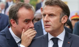 Le Premier ministre Sébastien Lecornu (à gauche) parle au président Emmanuel Macron, le 26 mai 2025 à Hanoï