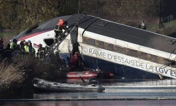 Les secours sur la scĂšne de lâaccident au lendemain de celui-ci, le 15 novembre 2015, dans un canal Ă Eckwersheim, prĂšs de Strasbourg, dans lâest de la France.