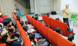 Le Port : le poète et militant culturel Patrice Threutardt à la rencontre des enfants de la ville