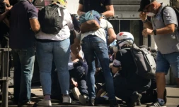 Un journaliste blessé de France TV (au centre en bas) est examiné par des secouristes lors de manifestations à Lyon, le 18 septembre 2025 ( AFP / OLIVIER CHASSIGNOLE )