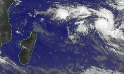 La perturbation devrait s'intensifier et atteindre le stade de tempête tropicale modérée dans la journée