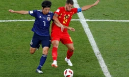 L'attaquant de la Belgique Eden Hazard (d) à la lutte avec le milieu japonais Gaku Shibasaki en 8e de finale du Mondial, le 2 juillet 2018 à Rostov 