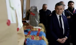 Le ministre de l'Intérieur Gérald Darmanin en déplacement, le 21 janvier 2024, au commissariat de Créteil dont les policiers ont saisi 500 kilos de cannabis la semaine dernière ( AFP / Geoffroy Van der Hasselt )