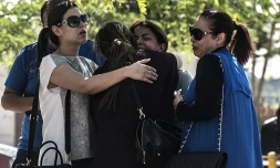 Des familles de passagers du vol d\'EgyptAir à leur arrivée à l\'aéroport le 19 mai 2016 à Roissy