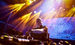 Le prĂȘtre et DJ Guilherme Peixoto, sur scĂšne lors d'une fĂȘte populaire Ă Coimbra, le 4 juillet 2024 au Portugal