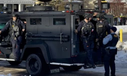 Des agents de police arrivent à Minneapolis, le 7 janvier 2026, où un policier de l'immigration a tué une femme lors d'une opération