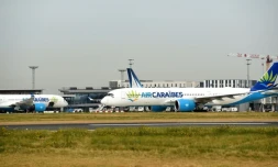 Un avion de la compagnie Air Caraïbes sur le tarmac de l'aéroport Paris-Orly. 