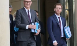 Le ministre de l'Economie Roland Lescure et le ministre des Comptes publics David Amiel, à Paris le 1er octobre 2026 ( AFP / Ludovic MARIN )