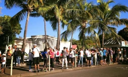 Etang-Salé : Mathieu Hoarau et ses militants manifestent sur la plage
