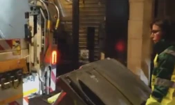 Rachida Dati monte à l’arrière d’un camion et ramasse les poubelles dans les rues de Paris