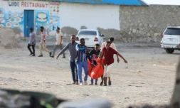 Des hommes transportent le cadavre d'une de leurs proches le 3 août à Mogadiscio en Somalie, tuée lors d'un attentat la veille sur la plage du Lido