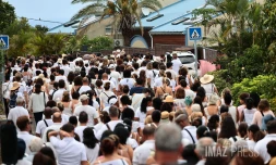 Les Avirons : une marche blanche en hommage aux deux fillettes tuées par leur père 