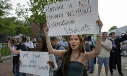 Des manifestants avec des pancartes après un rassemblement contre les attaques du président Donald Trump contre l'université de Harvard