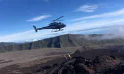 Des militaires portent secours à un touriste, en randonnée au volcan