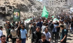 Des personnes transportent les corps de Palestiniens dont celui du dirigeant du Hamas Mohammed Odeh, tué la veille par l'armée israélienne, lors de ses funérailles à Gaza le 27 mai 2026 ( AFP / Omar AL-QATTAA )
