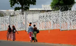 Des étudiantes passent devant le lycée Younoussa Bamana de Mamoudzou, le 28 octobre 2025 à Mayotte ( AFP / Marine GACHET )