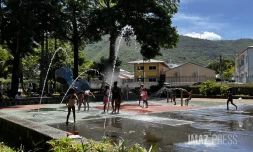 Chaleur et jets d'eau au jardin de l'état