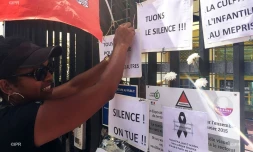 Homme à Christine Renon devant le rectorat