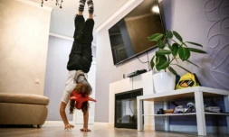 L'adolescente russe Iana, adepte du quadrobics, porte un masque de renard et s'entraîne dans un appartement à Moscou, le 18 octobre 2024 ( AFP / Alexander NEMENOV )