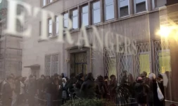 Des migrants devant le bureau Migration et intégration de la préfecture de Caen, le 14 novembre 2011 ( AFP / KENZO TRIBOUILLARD )