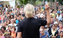 2015 - Plus d\'un millier de personnes autour de Danyèl Waro contre la carrière de Bois Blanc 