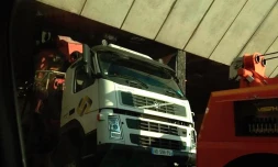 Camion coincé sous un pont à Saint-Leu