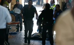 Des forces de sécurité israéliennes entourent le corps d'un palestinien, à Jérusalem le 29 novembre 2015