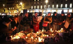 De nombreuses personnes rendent hommage aux victimes des attentats. Le soir du 13 novembre 2015, des commandos du groupe État islamique (EI) ont mené une vague coordonnée d’attentats à Saint-Denis et Paris, tuant 130 personnes, blessant des centaines d’au Photo AFP / Ludovic Marin