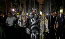 Un homme déguisé représentant l'ex-président Lula en tenue de détenu à Belo Horizonte le 3 avril 2018