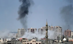 Photo prise le 29 mai 2018 depuis Gaza montrant de la fumée s'élevant au dessus de la ville après une frappe israélienne sur l'enclave palestinienne