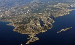 Photo aérienne de la ville de Marseille, à gauche, avec le Cap Croisette au centre