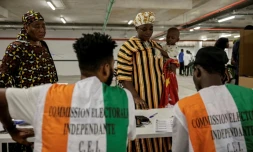 Des représentants de la commission électorale supervisent les opérations de vote pour la présidentielle ivoirienne, à Abidjan le 25 octobre 2025