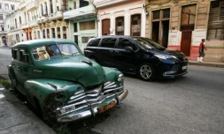Une vieille voiture américaine (g) et une berline neuve dans une rue de La Havane, le 4 septembre 2024 à Cuba ( AFP / YAMIL LAGE )