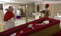 Cette photo prise le 21 avril 2025 et diffusée le 22 avril 2025 par Vatican Media montre le pape François dans son cercueil ouvert au Vatican ( VATICAN MEDIA / Handout )