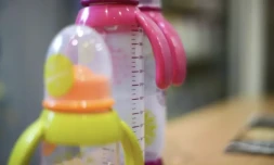 L'association UFC-Que Choisir a repéré, à l'issue d'un test, la présence de bisphénols dans une dizaine de produits à destination de bébés, comme des gourdes ( AFP / FRED DUFOUR )